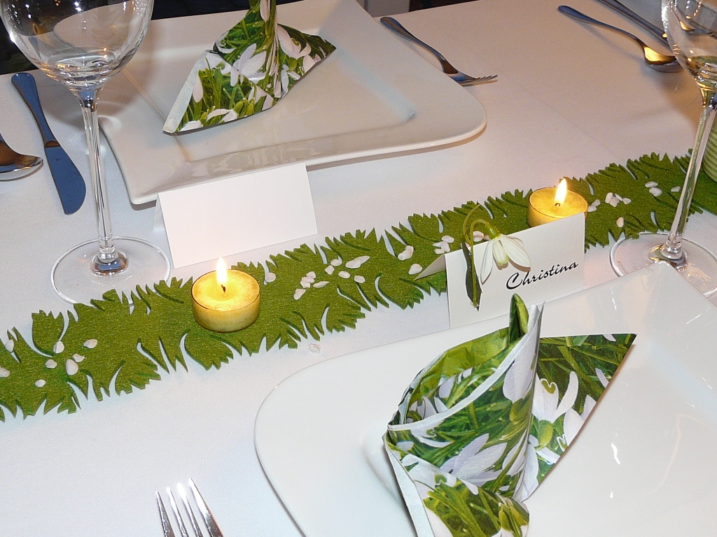 Mustertisch 3 in GRÜN von Tischdeko-online - mit grünem Band, Tischkarten und Kerzen.
